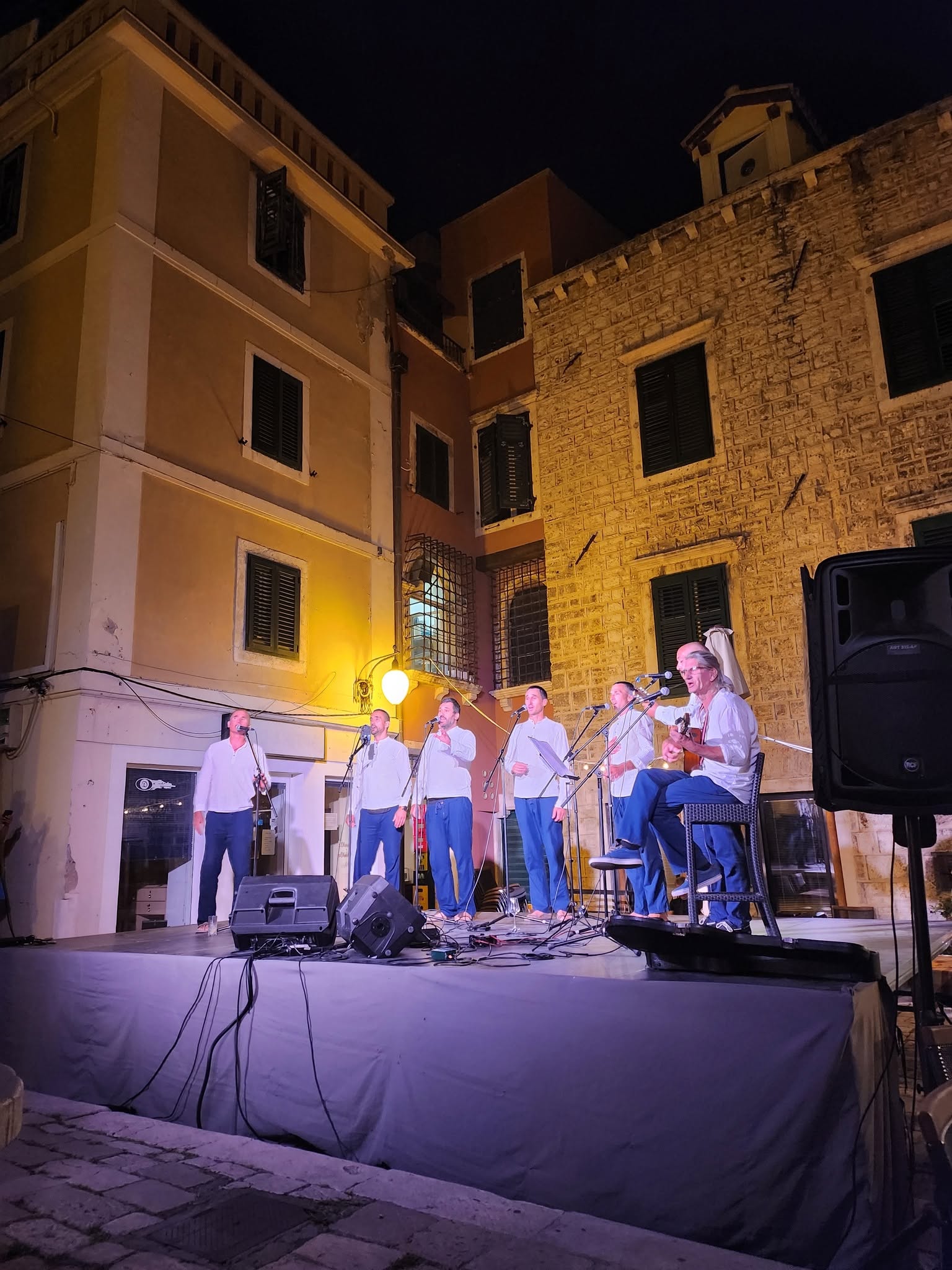 Večeras na Maloj loži: Klapa Bunari i pjesnik Siniša Kostelac 